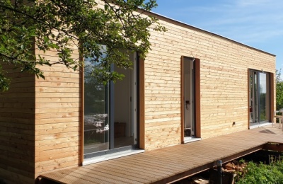 Modulová dům 12 x 4,2 metru s terasou