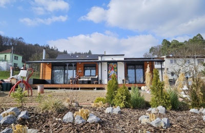 MODULOVÝ DŮM 13 X 4,5 METRU SE ZÁDVEŘÍM A TERASOU