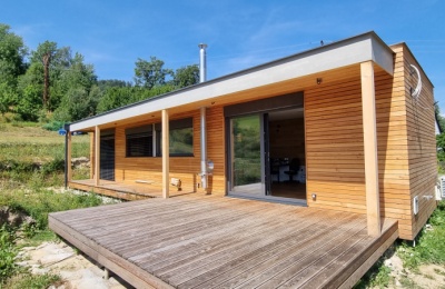 MODULOVÝ DŮM 15 X 4,5 METRU SE ZASTŘEŠENOU TERASOU