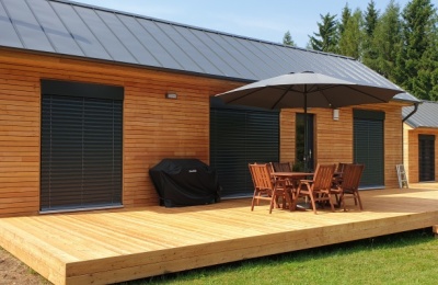 Modulový dům 13 x 4,2 metru s terasou