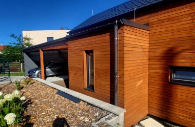 MODULÁRNÍ DŮM 13,5 x 4,5 METRU SE ZÁDVEŘÍM